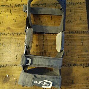 DonJoy Hinged Knee Brace Right Medium Titanium Fourcepoint – READ